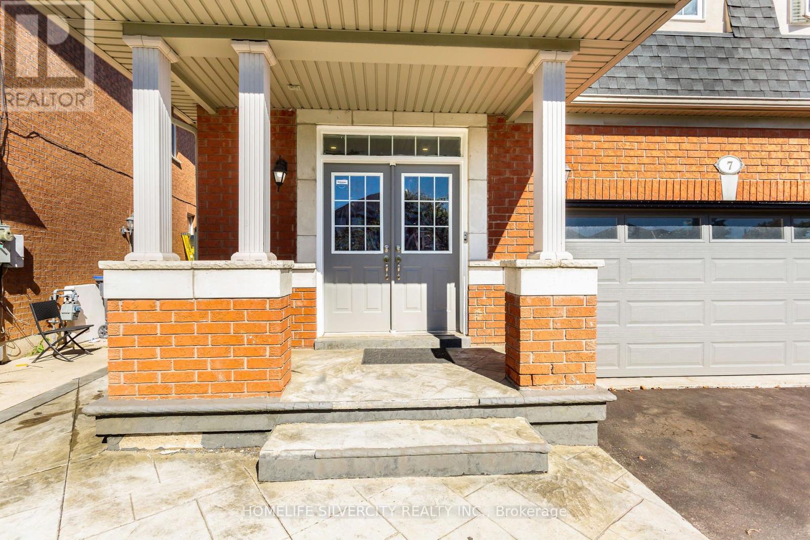 7 Okanagan Drive, Brampton, Ontario  L6R 2X1 - Photo 3 - W12458523