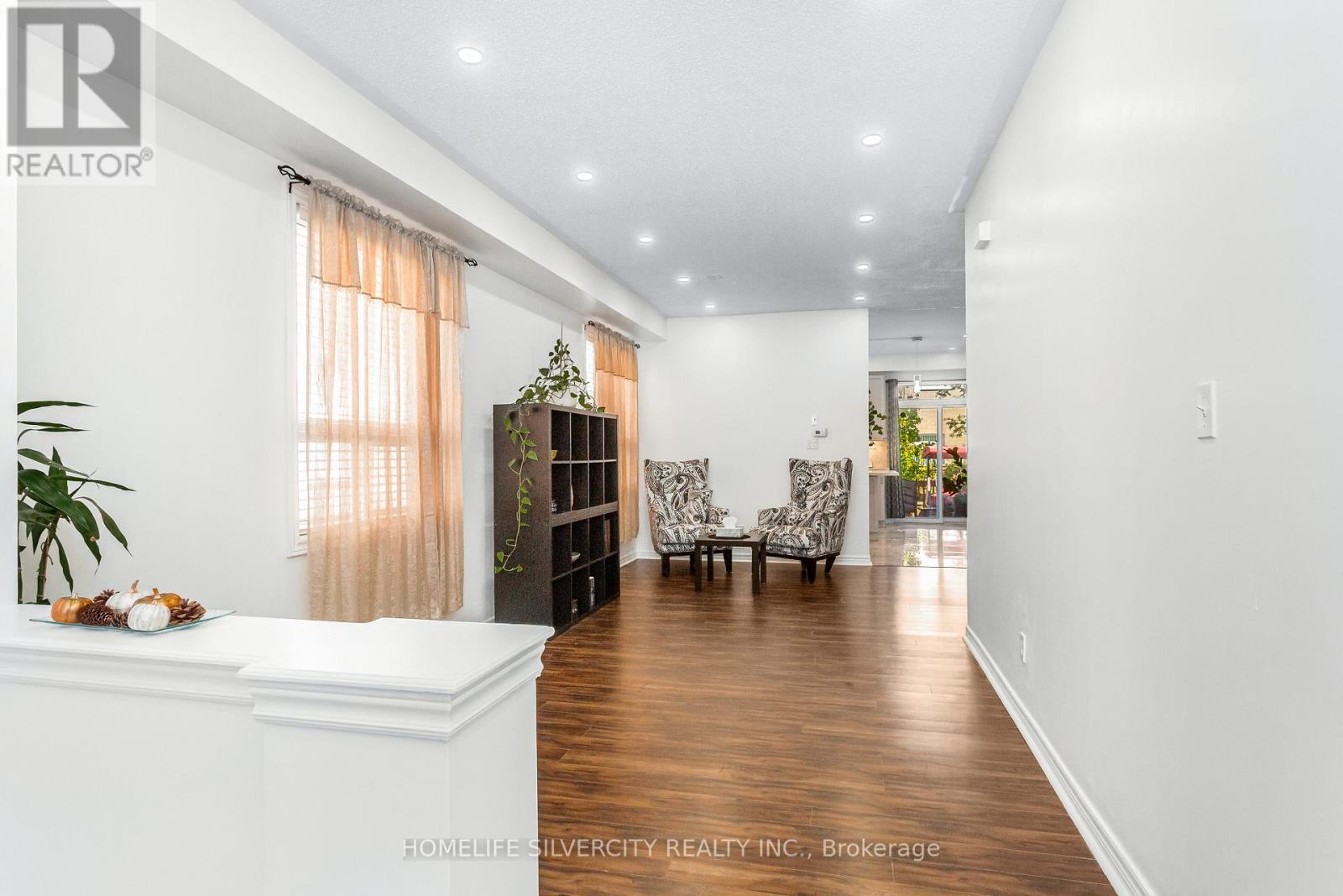 7 Okanagan Drive, Brampton, Ontario  L6R 2X1 - Photo 4 - W12458523