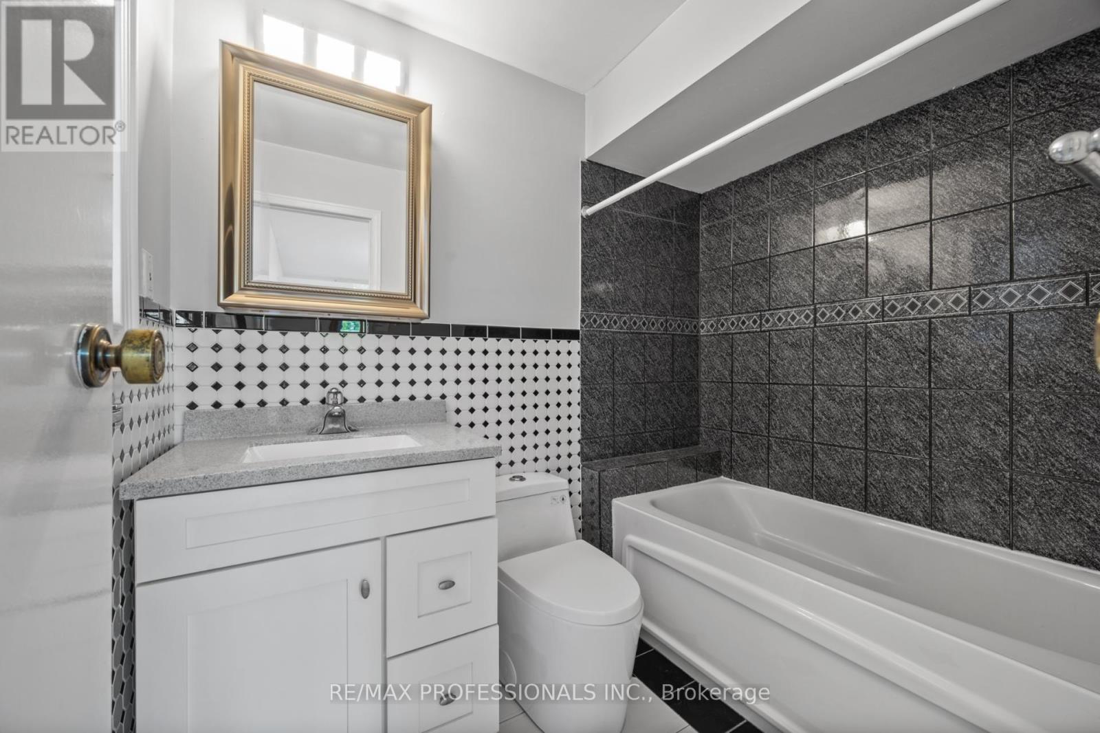 172 Humbercrest Boulevard, Toronto, Ontario  M6S 4L3 - Photo 13 - W12458533