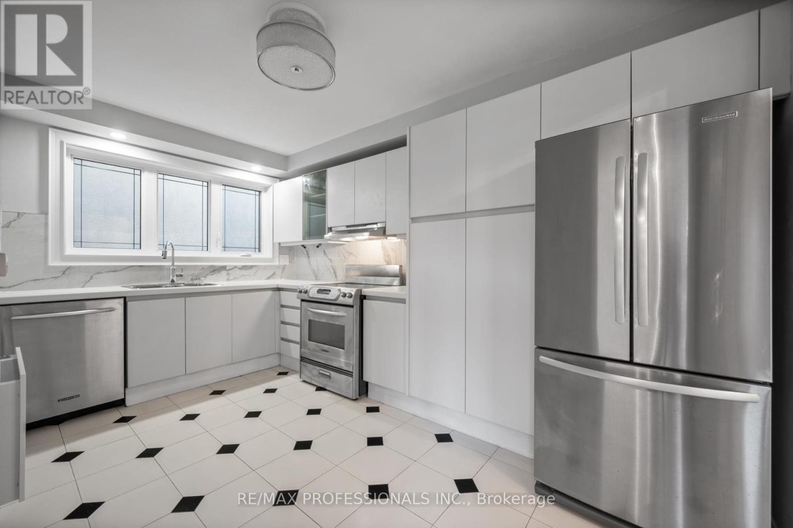 172 Humbercrest Boulevard, Toronto, Ontario  M6S 4L3 - Photo 4 - W12458533