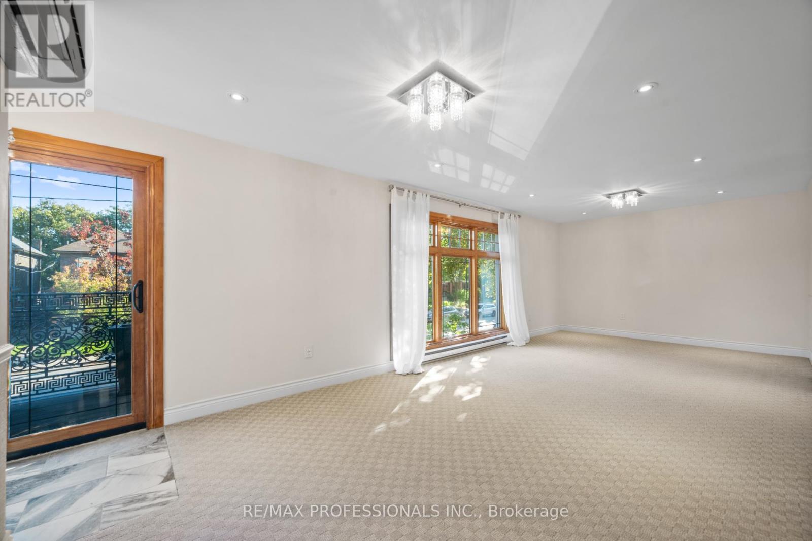 172 Humbercrest Boulevard, Toronto, Ontario  M6S 4L3 - Photo 5 - W12458533