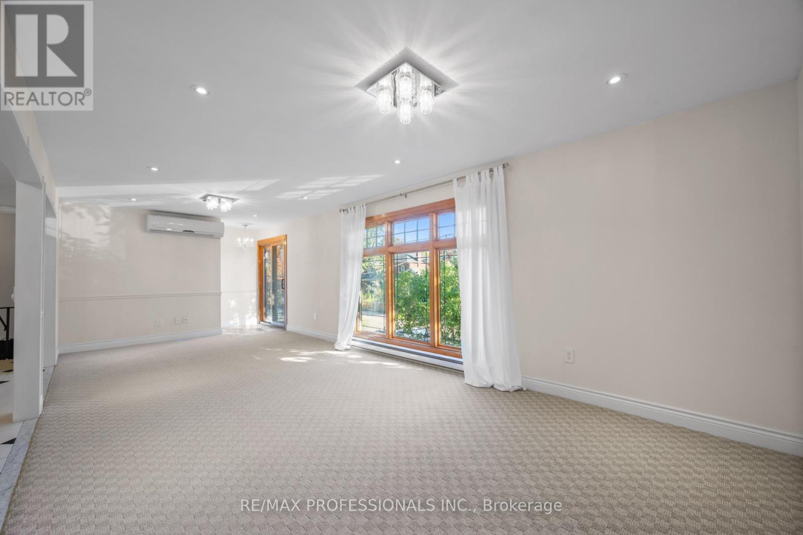 172 Humbercrest Boulevard, Toronto, Ontario  M6S 4L3 - Photo 6 - W12458533