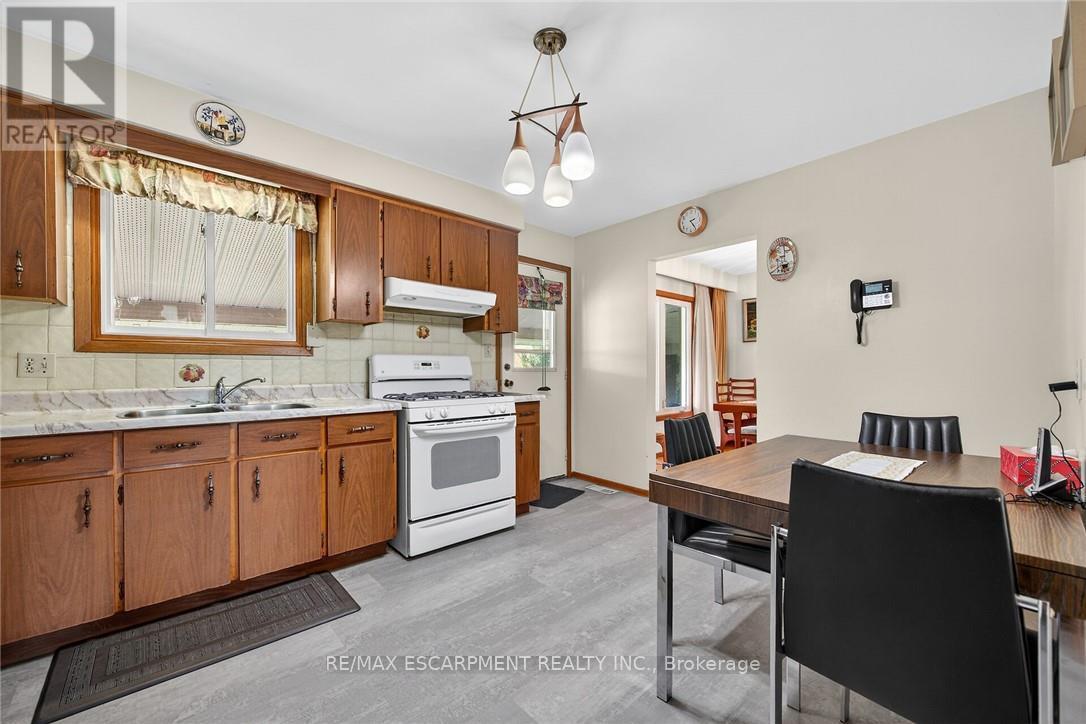 5 Third Road E, Hamilton, Ontario  L8J 3J5 - Photo 12 - X12458557