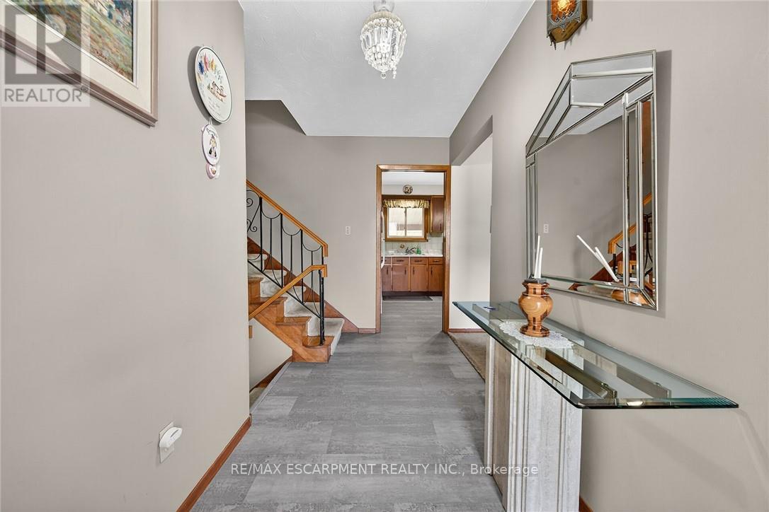 5 Third Road E, Hamilton, Ontario  L8J 3J5 - Photo 8 - X12458557