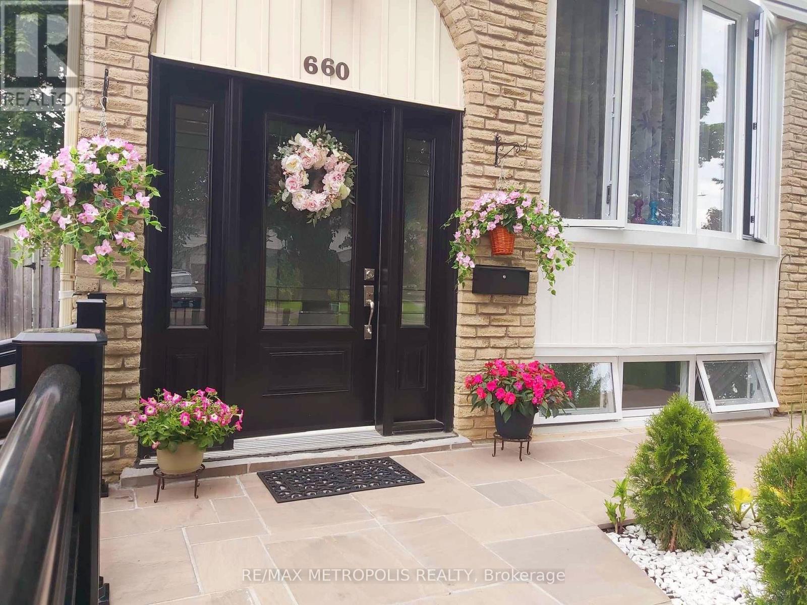 660 Berwick Crescent, Oshawa, Ontario  L1J 3E7 - Photo 2 - E12458565