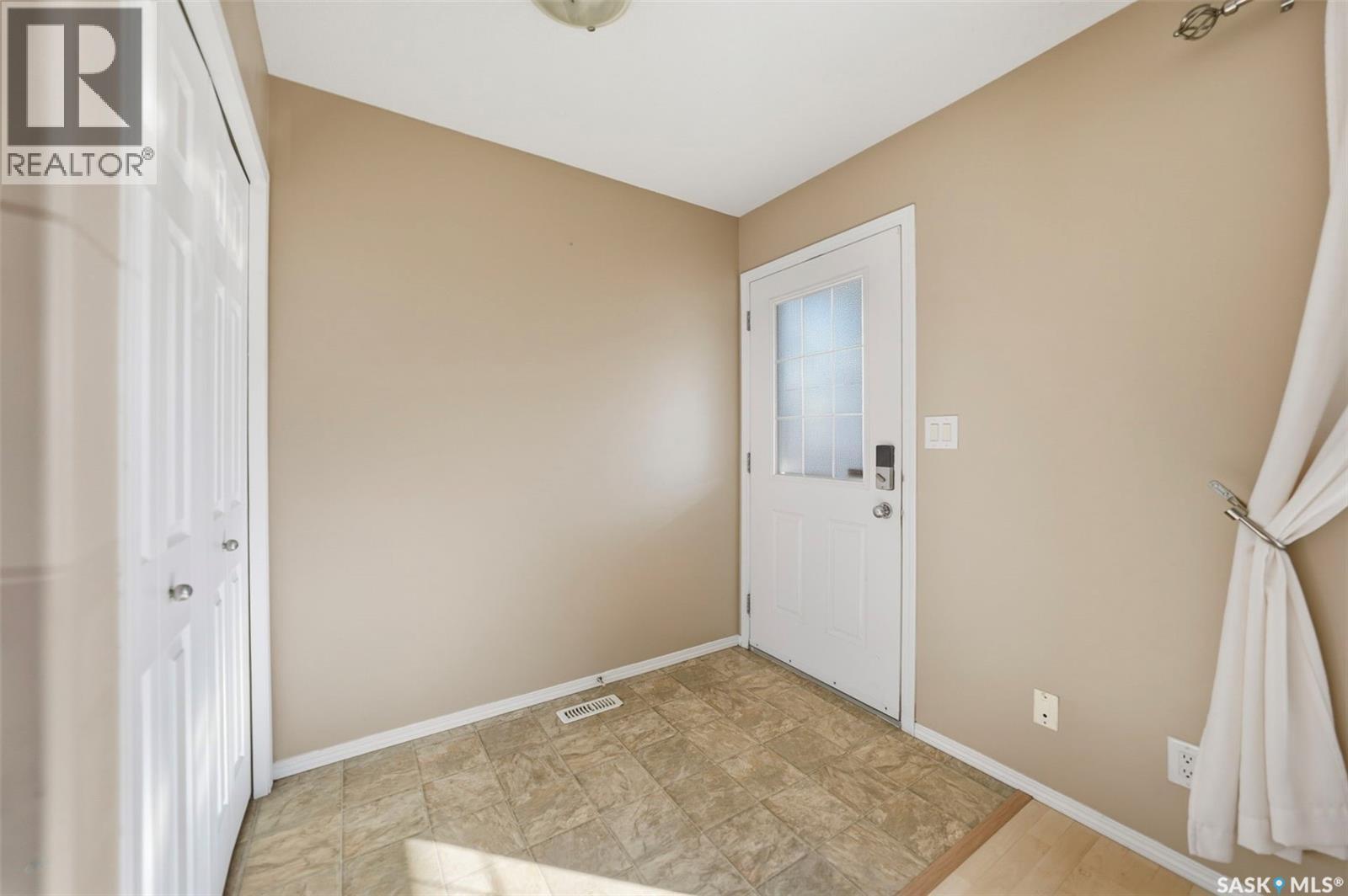 475 Blakeney Crescent, Saskatoon, Saskatchewan  S7L 7N3 - Photo 3 - SK020676