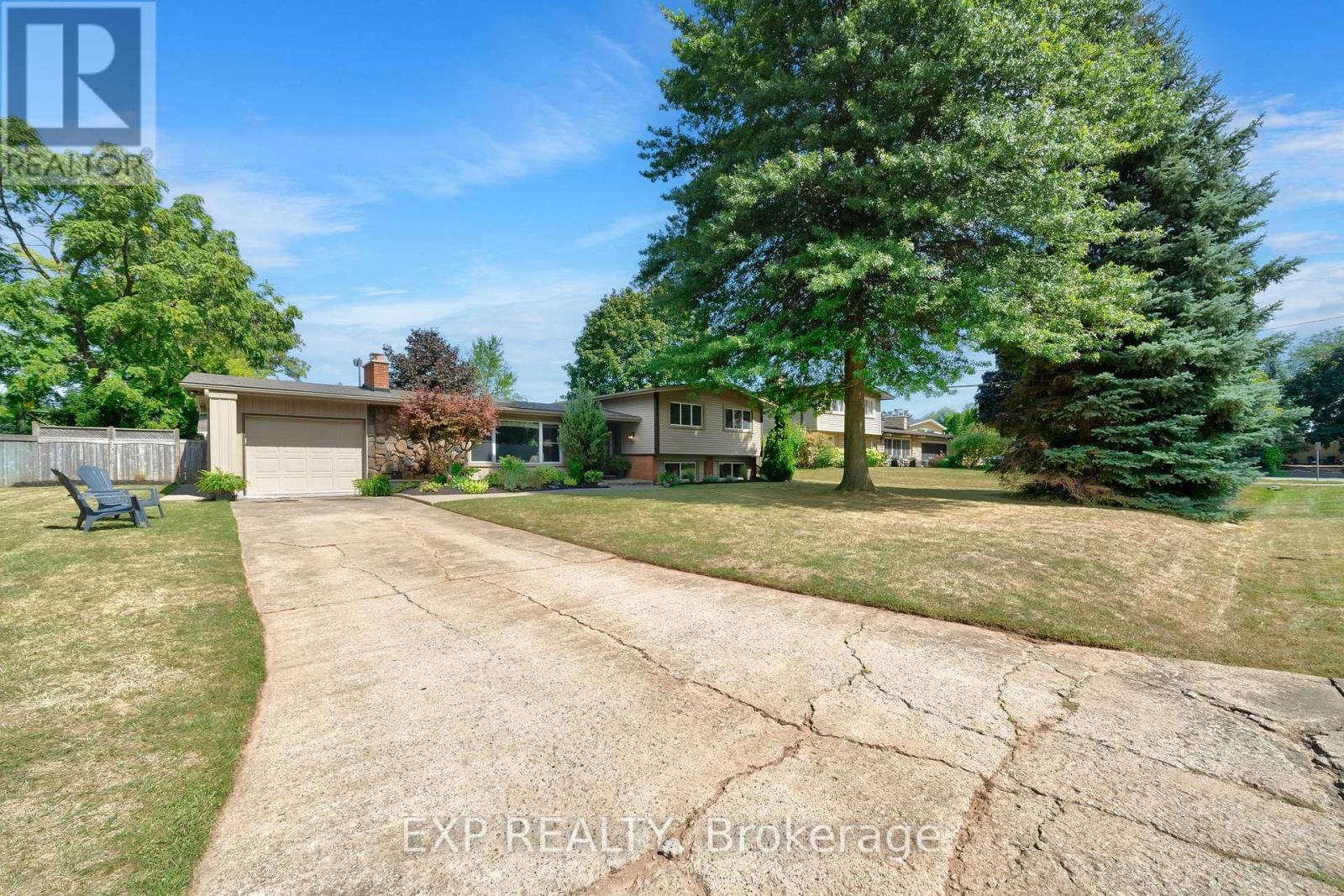 7 Redwood Drive, Grimsby, Ontario  L3M 1E6 - Photo 3 - X12458597