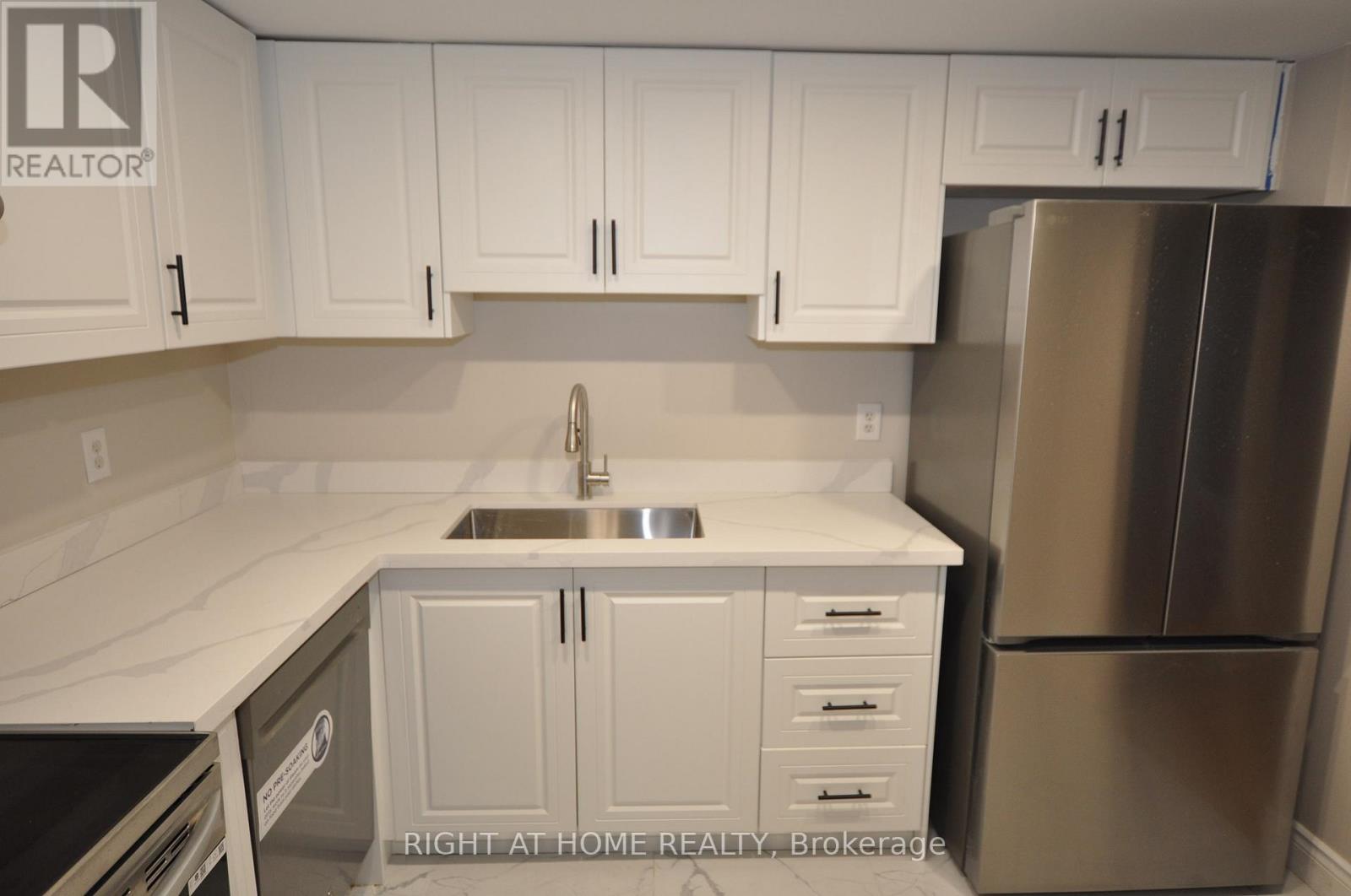 815 - 115 Hillcrest Avenue, Mississauga, Ontario  L5B 3Y9 - Photo 11 - W12458578