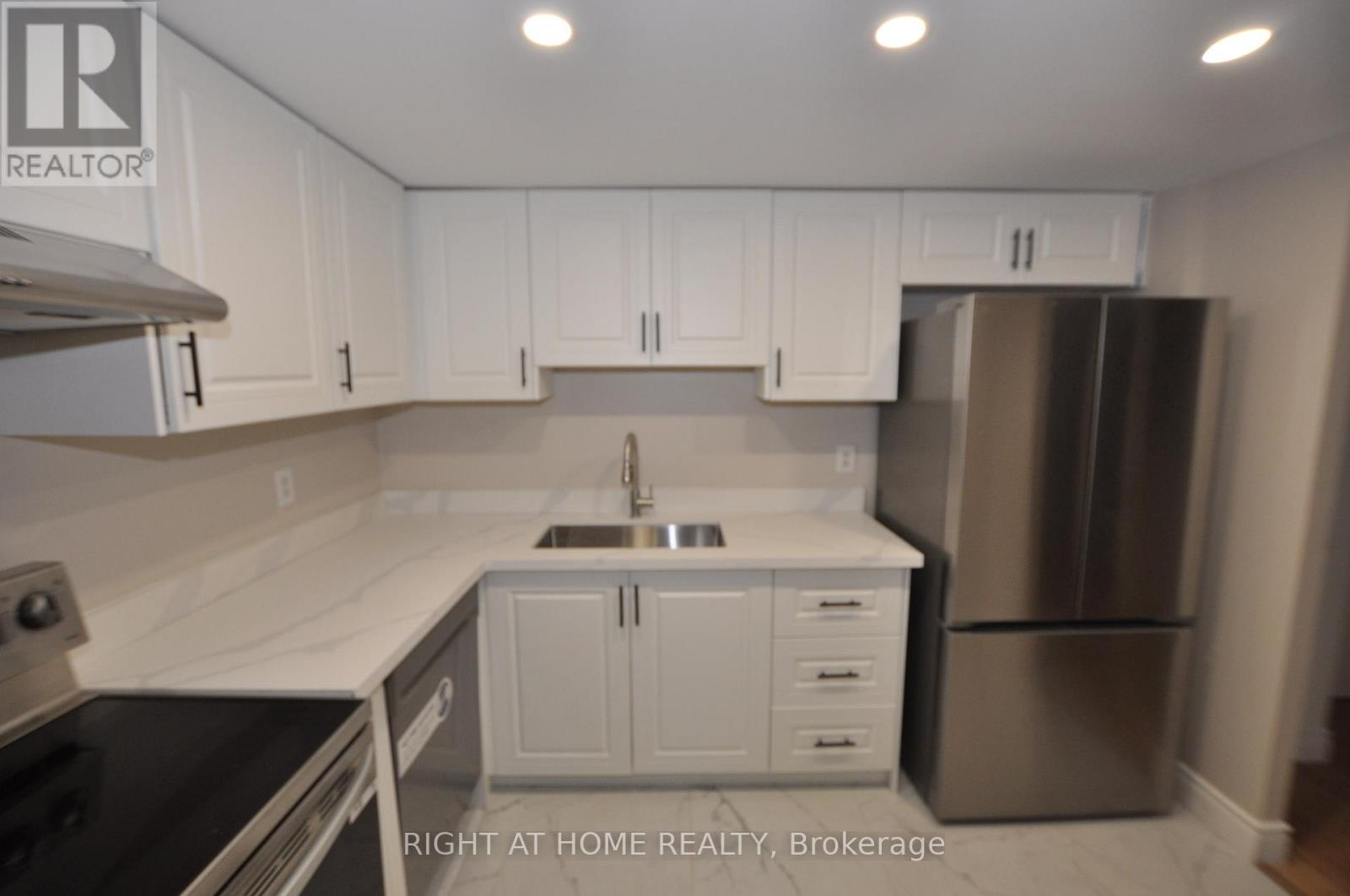 815 - 115 Hillcrest Avenue, Mississauga, Ontario  L5B 3Y9 - Photo 12 - W12458578