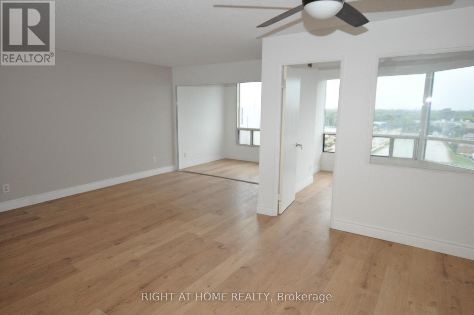 815 - 115 Hillcrest Avenue, Mississauga, Ontario  L5B 3Y9 - Photo 3 - W12458578