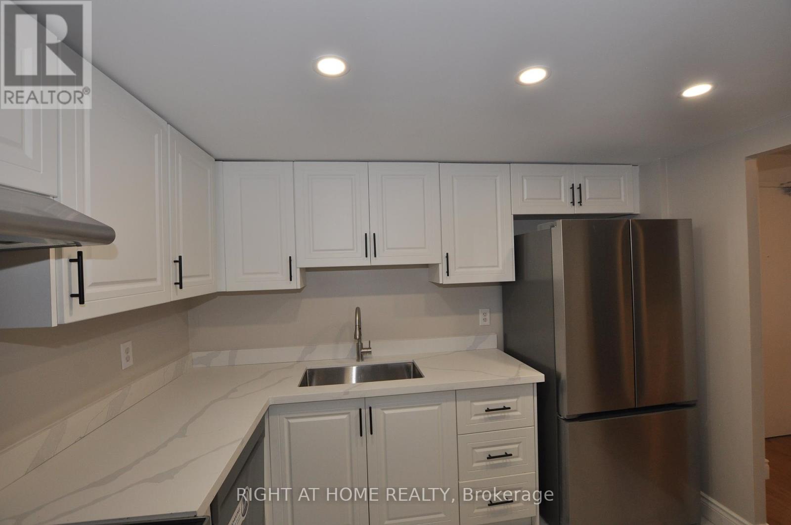 815 - 115 Hillcrest Avenue, Mississauga, Ontario  L5B 3Y9 - Photo 35 - W12458578