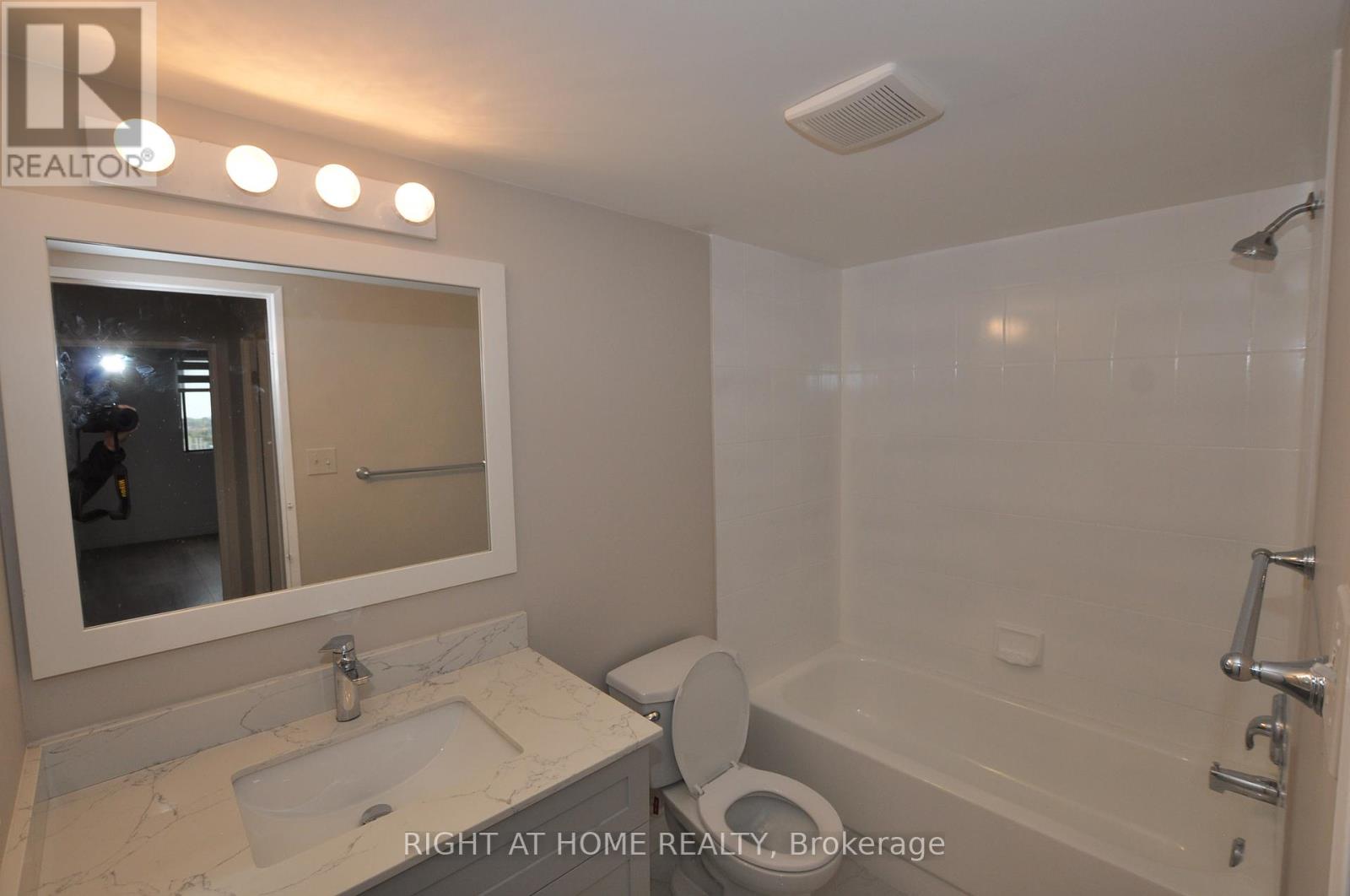 815 - 115 Hillcrest Avenue, Mississauga, Ontario  L5B 3Y9 - Photo 37 - W12458578