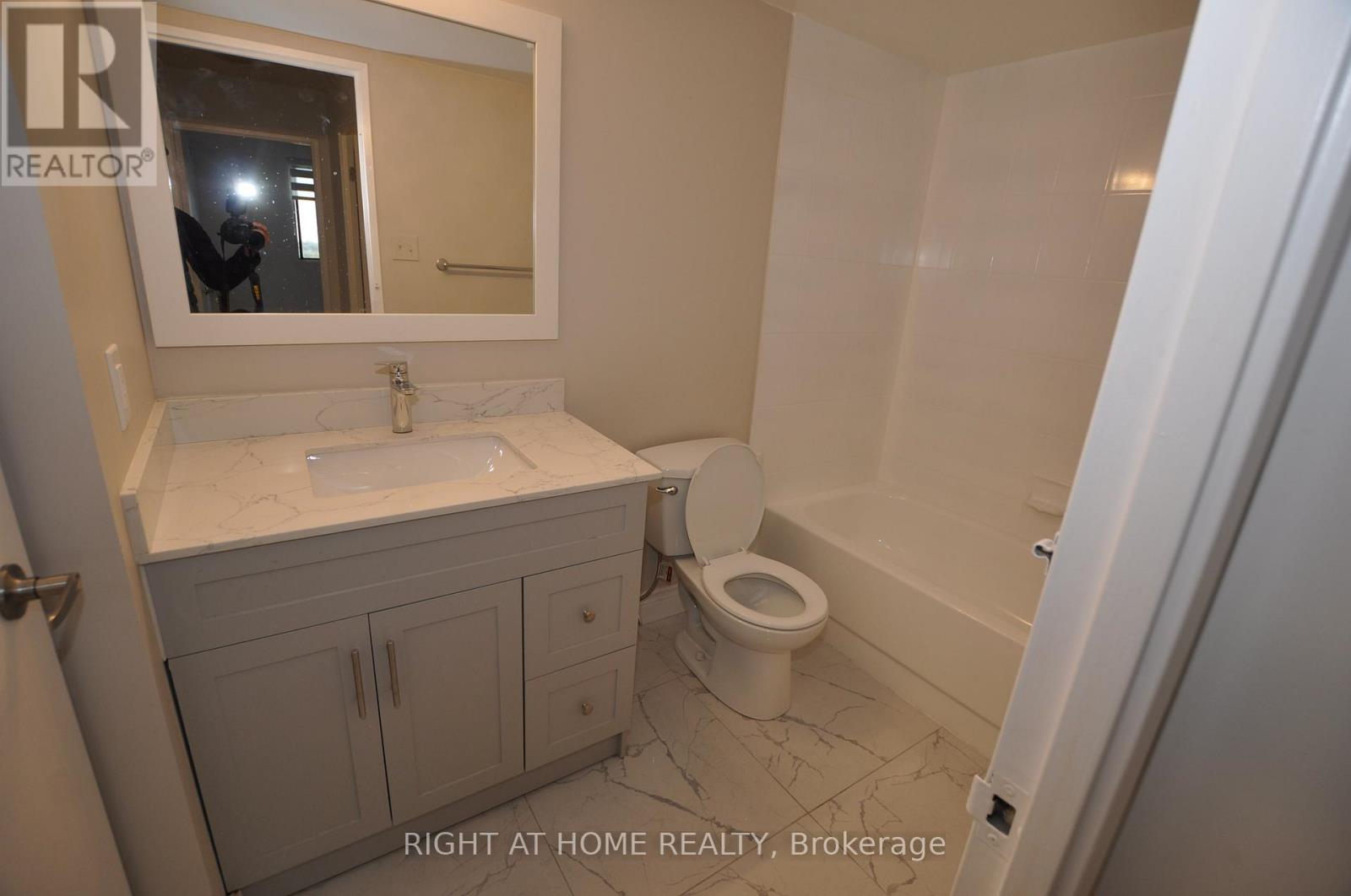 815 - 115 Hillcrest Avenue, Mississauga, Ontario  L5B 3Y9 - Photo 38 - W12458578