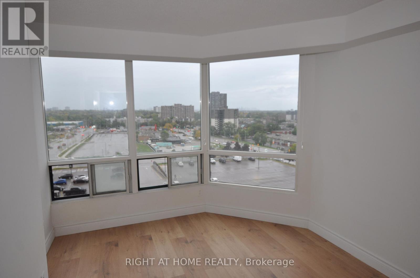 815 - 115 Hillcrest Avenue, Mississauga, Ontario  L5B 3Y9 - Photo 5 - W12458578