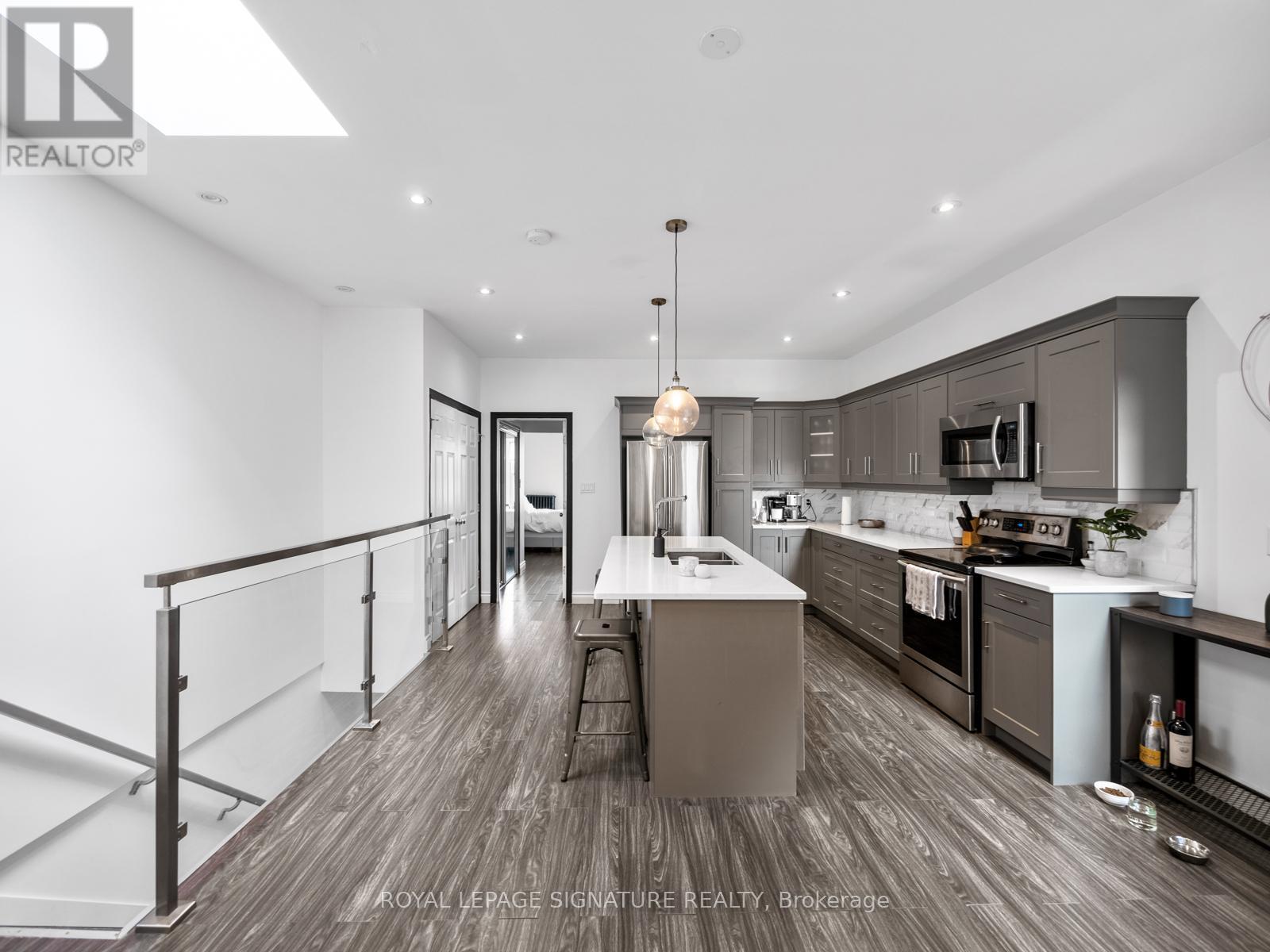3rd Lvl - 2243 Dundas Street W, Toronto, Ontario  M6R 1X6 - Photo 3 - W12458583