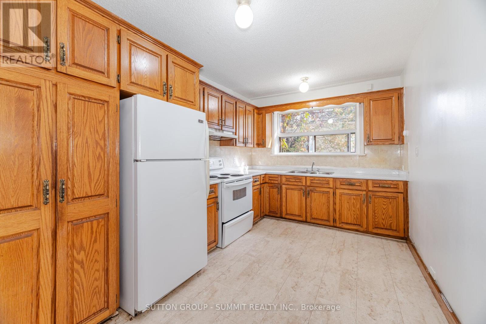56 Ash Crescent, Toronto, Ontario  M8W 1E6 - Photo 12 - W12458591