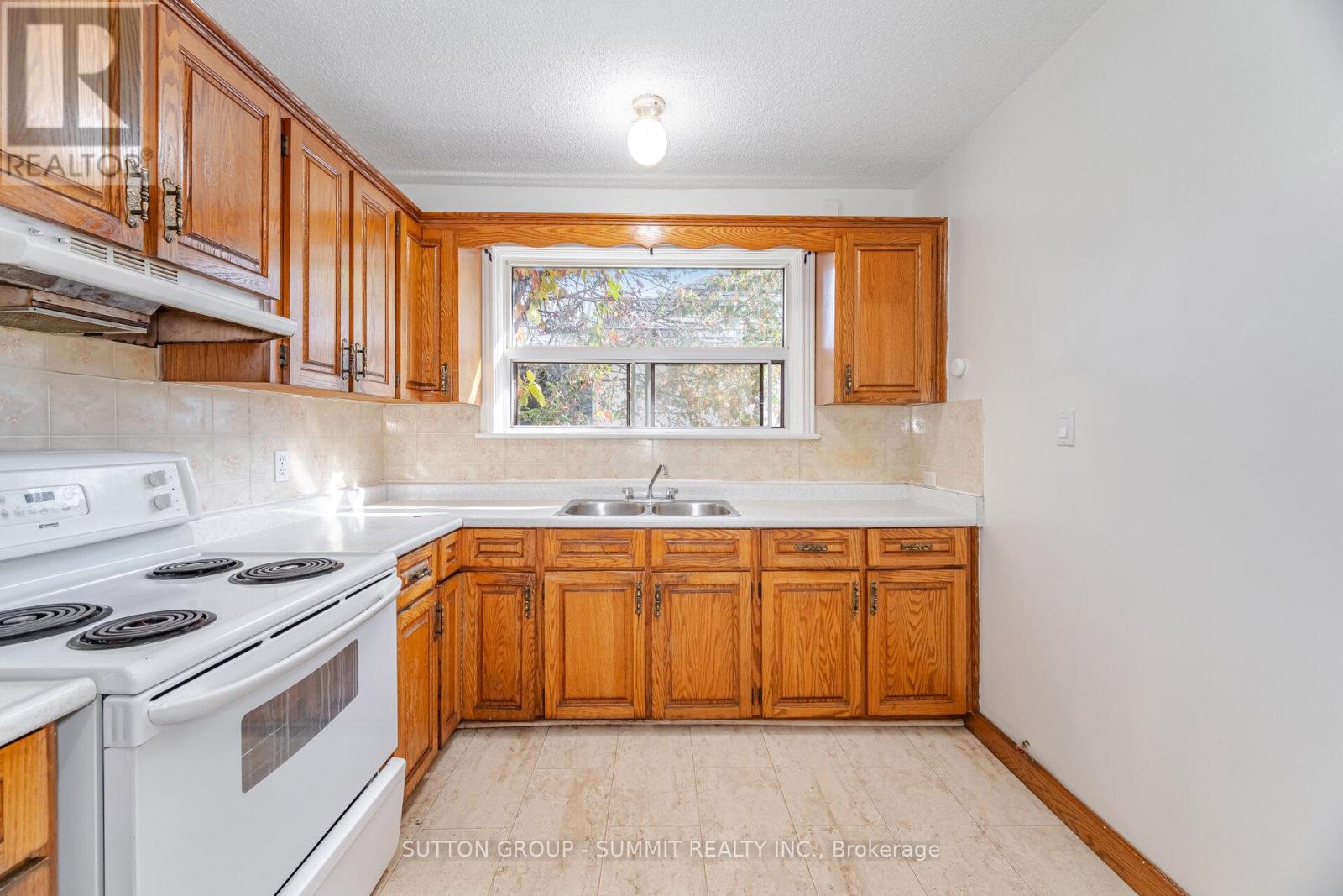 56 Ash Crescent, Toronto, Ontario  M8W 1E6 - Photo 13 - W12458591