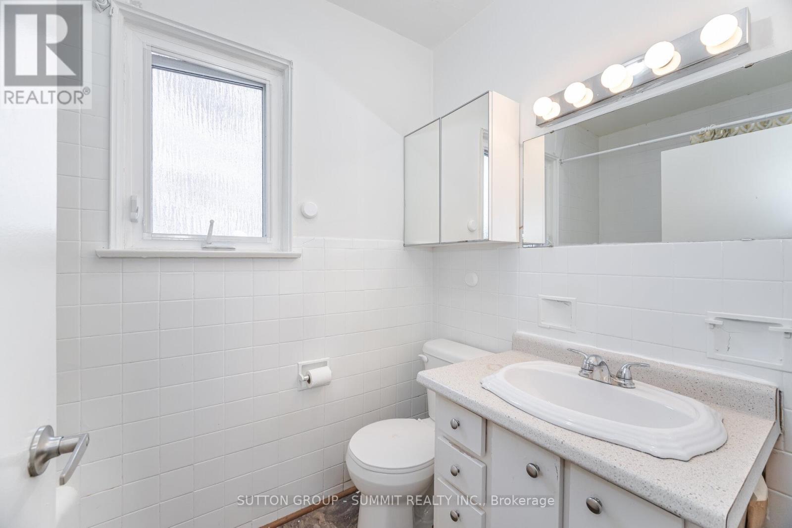 56 Ash Crescent, Toronto, Ontario  M8W 1E6 - Photo 20 - W12458591