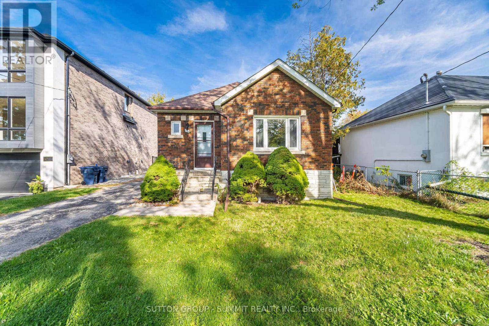 56 Ash Crescent, Toronto, Ontario  M8W 1E6 - Photo 3 - W12458591