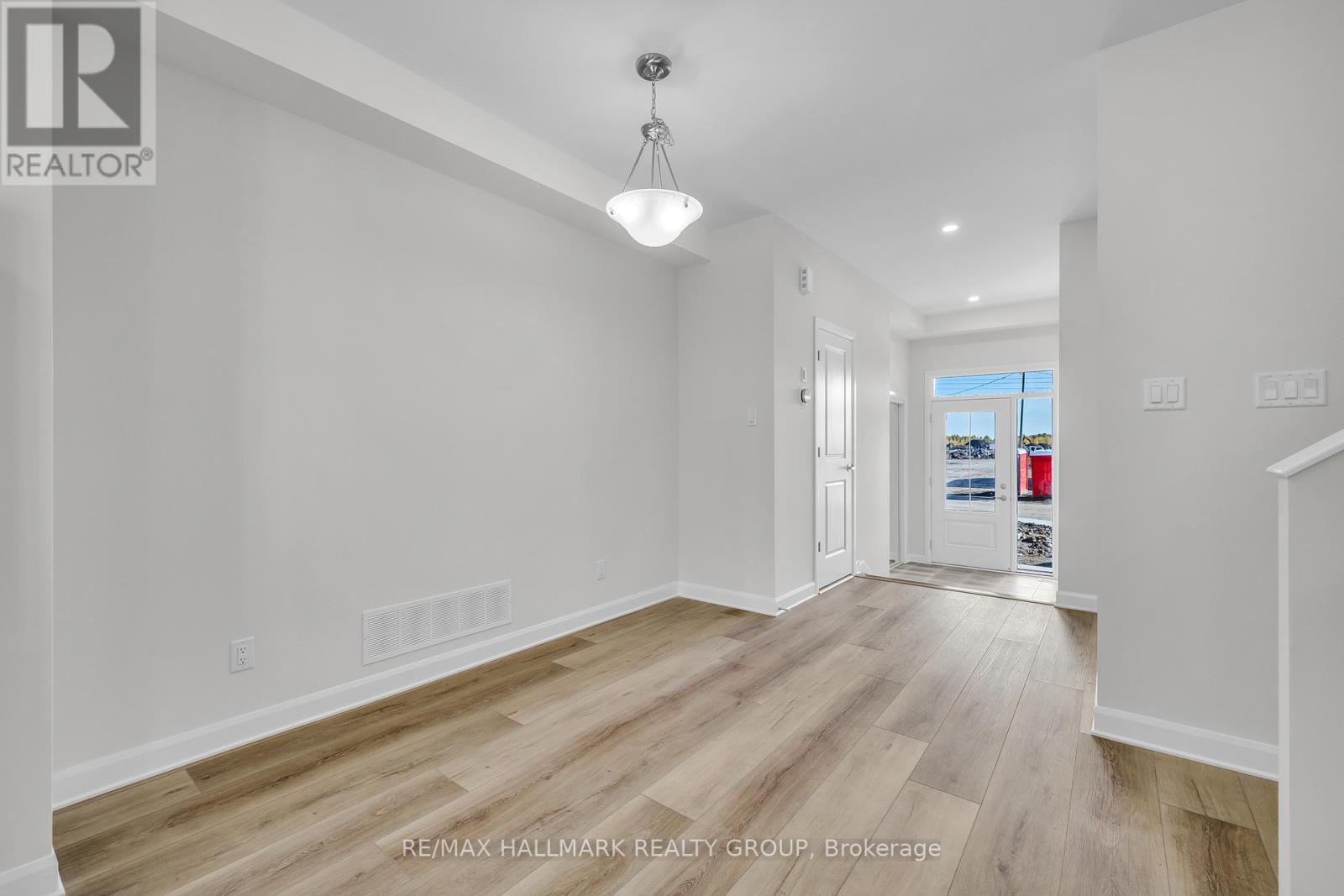 2526 Espirit Drive, Ottawa, Ontario  K4A 5T2 - Photo 5 - X12458605