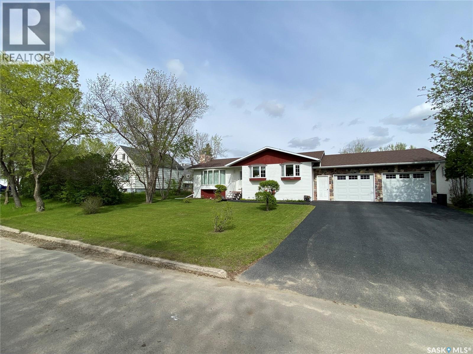 112 Bennett Street, Lampman, Saskatchewan  S0C 1N0 - Photo 2 - SK019804