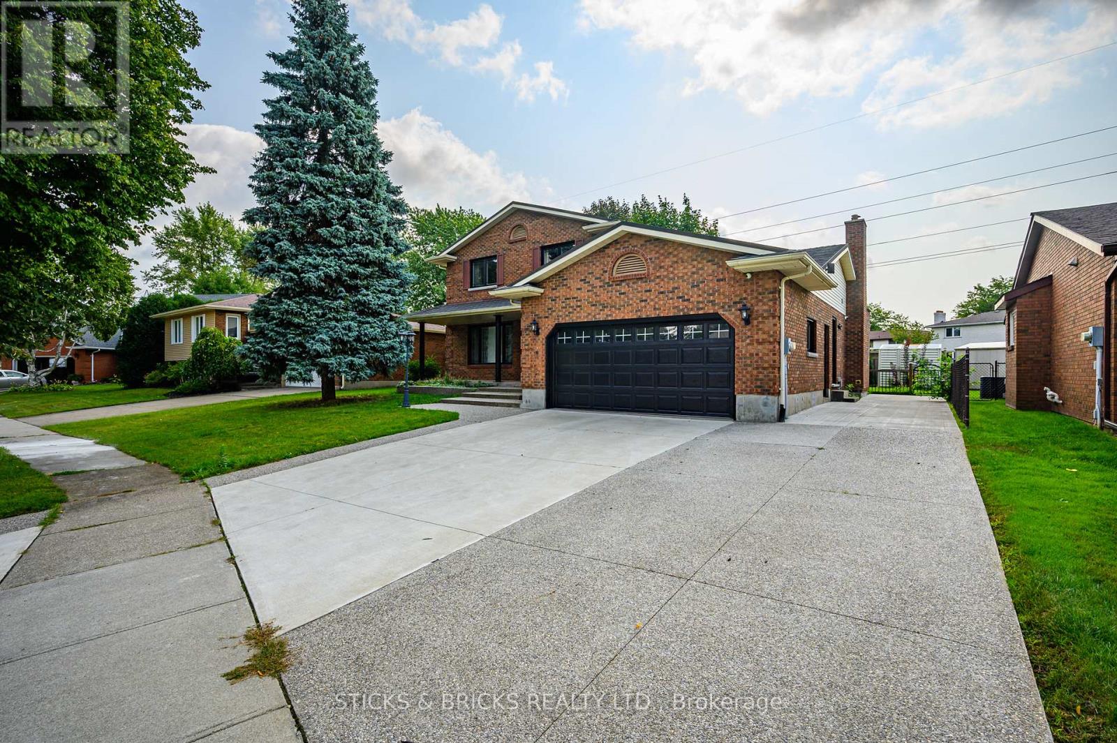 7102 Burbank Crescent, Niagara Falls, Ontario  L2J 4E7 - Photo 2 - X12458186