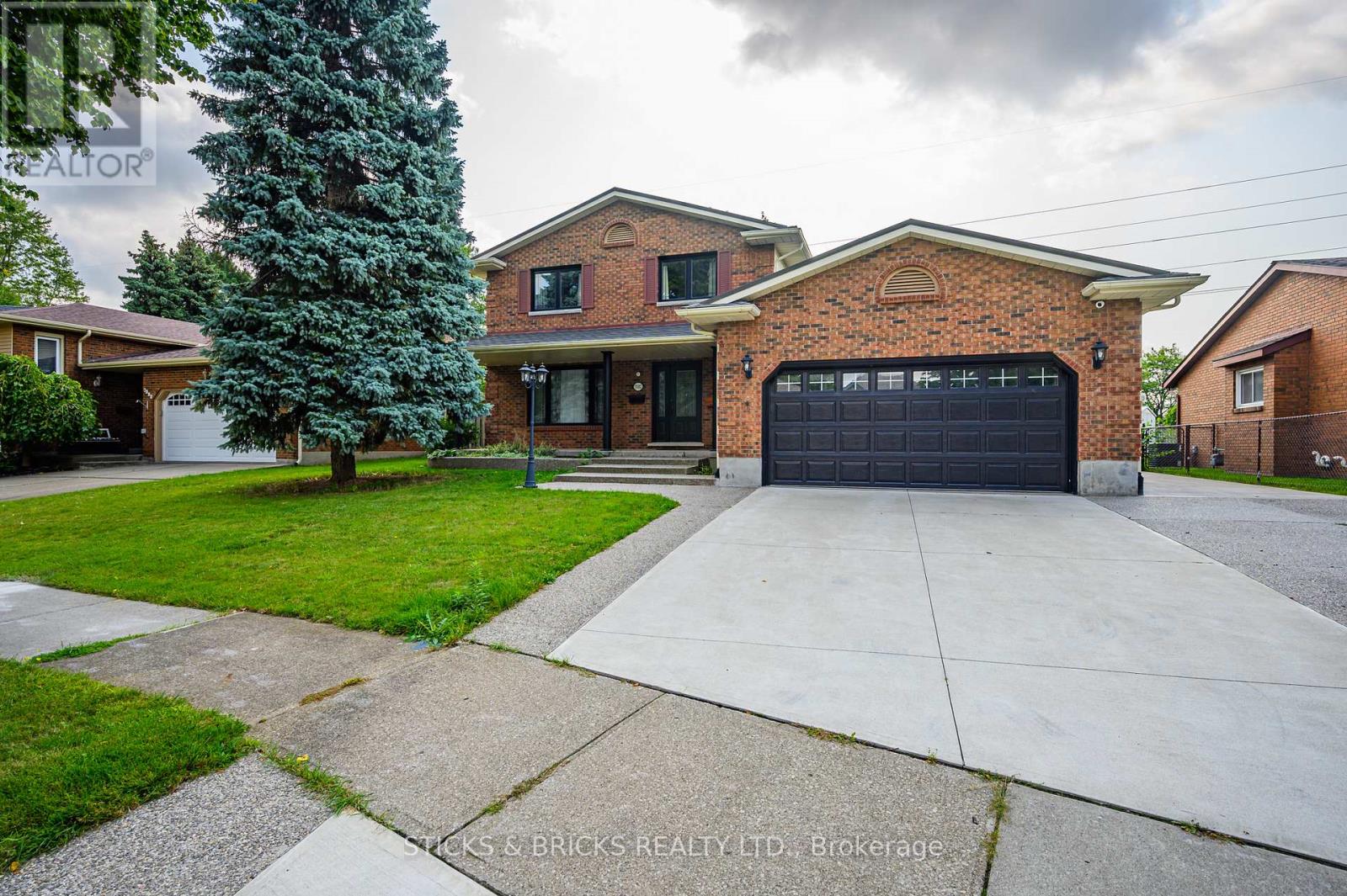 7102 Burbank Crescent, Niagara Falls, Ontario  L2J 4E7 - Photo 1 - X12458186