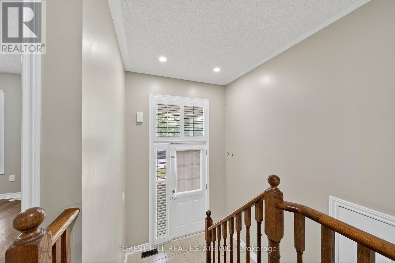 70 Diana Way, Barrie, Ontario  L4M 7H9 - Photo 3 - S12458617