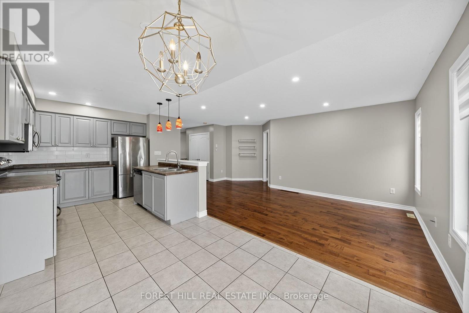 70 Diana Way, Barrie, Ontario  L4M 7H9 - Photo 6 - S12458617