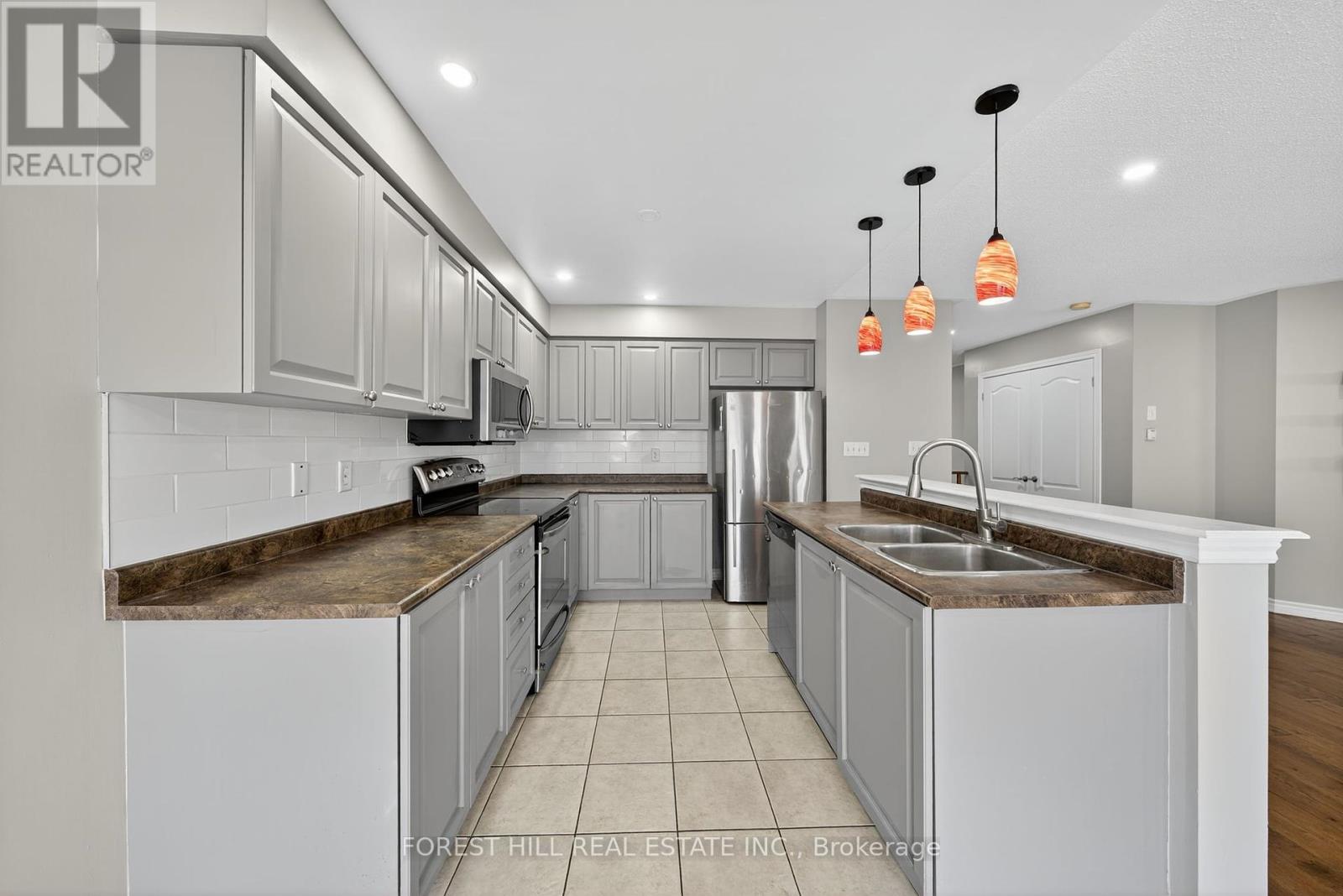 70 Diana Way, Barrie, Ontario  L4M 7H9 - Photo 9 - S12458618