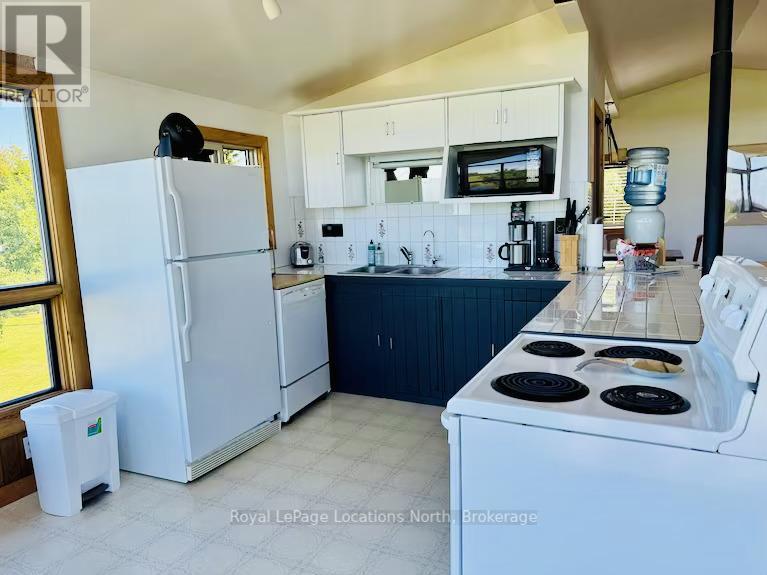 569513 6th Side Road, Blue Mountains, Ontario  N0H 2E0 - Photo 12 - X12458629