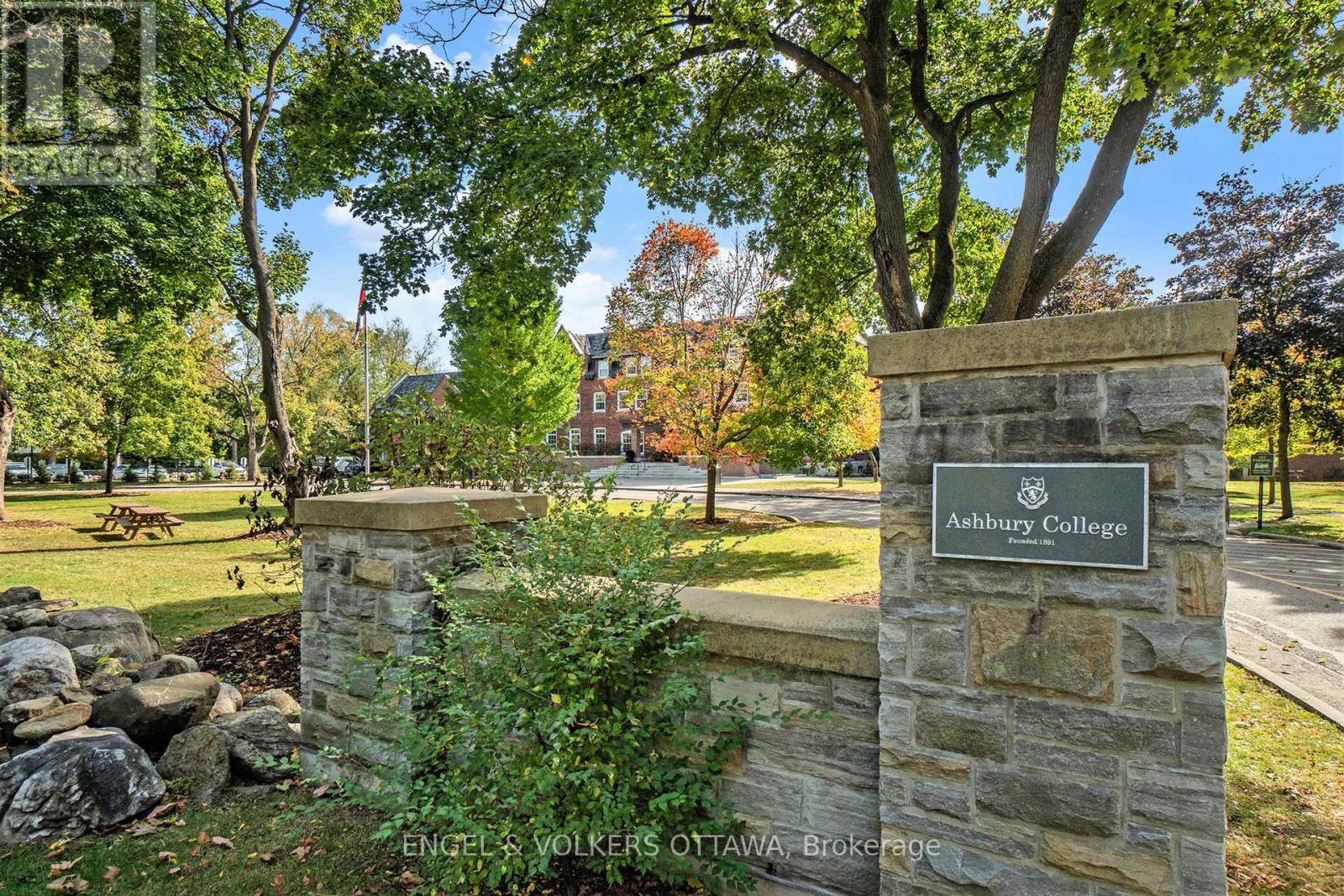 60 Juliana Road, Ottawa, Ontario  K1M 1K3 - Photo 13 - X12458658