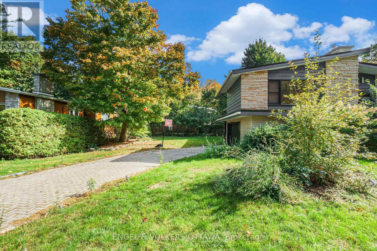 60 Juliana Road, Ottawa, Ontario  K1M 1K3 - Photo 4 - X12458658