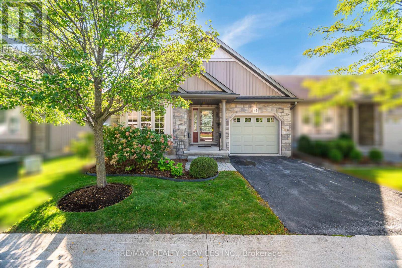 43 Rose Glen Crescent, Niagara-On-The-Lake, Ontario  L0S 1J0 - Photo 2 - X12458650