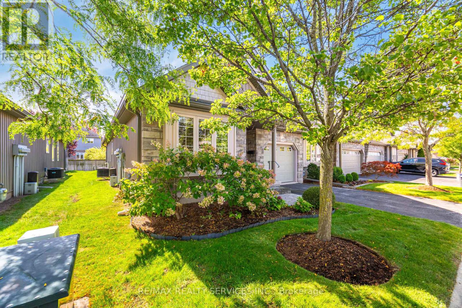 43 Rose Glen Crescent, Niagara-On-The-Lake, Ontario  L0S 1J0 - Photo 3 - X12458650