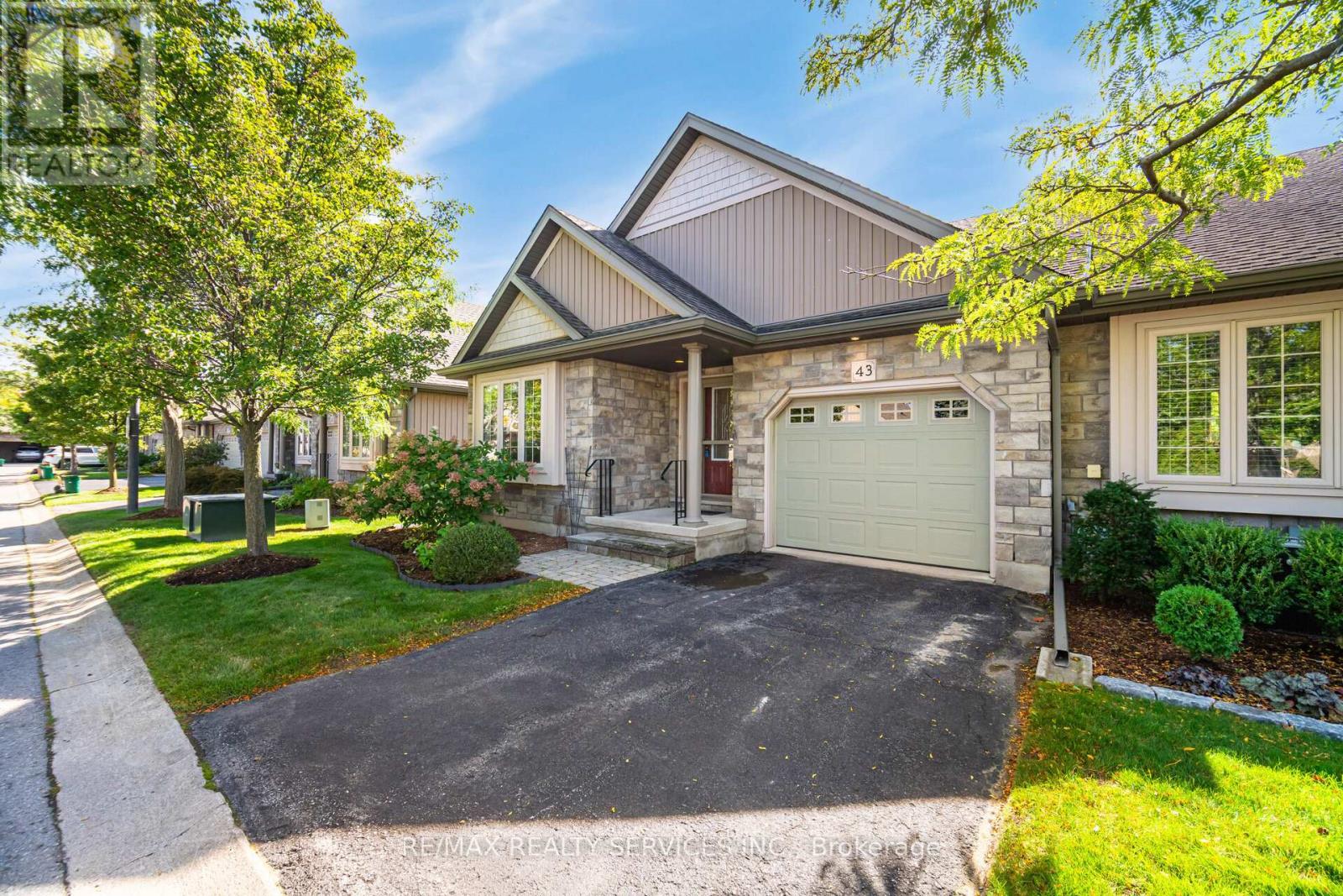 43 Rose Glen Crescent, Niagara-On-The-Lake, Ontario  L0S 1J0 - Photo 4 - X12458650