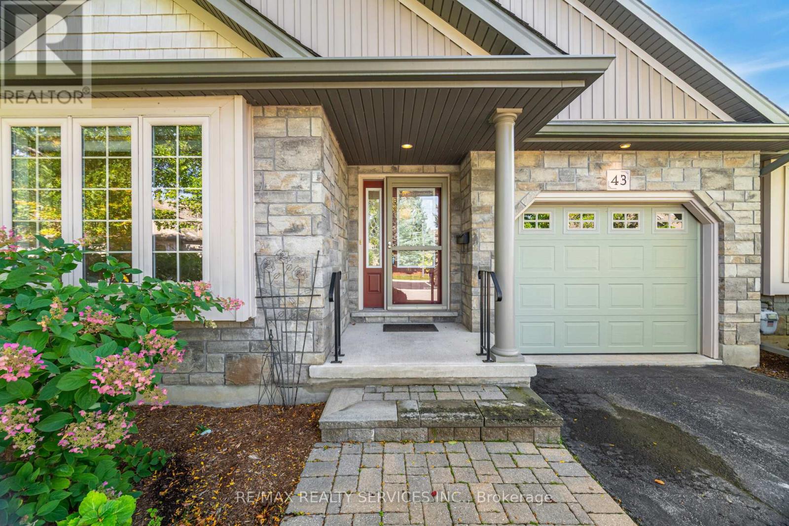 43 Rose Glen Crescent, Niagara-On-The-Lake, Ontario  L0S 1J0 - Photo 5 - X12458650