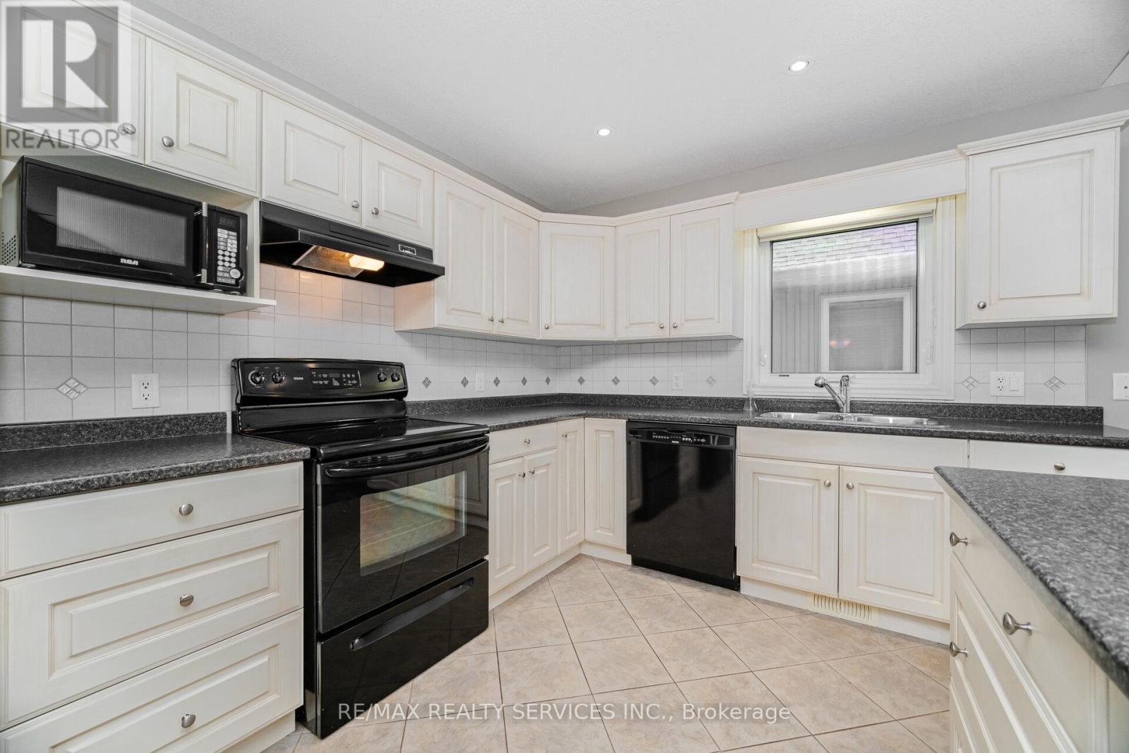 43 Rose Glen Crescent, Niagara-On-The-Lake, Ontario  L0S 1J0 - Photo 9 - X12458650