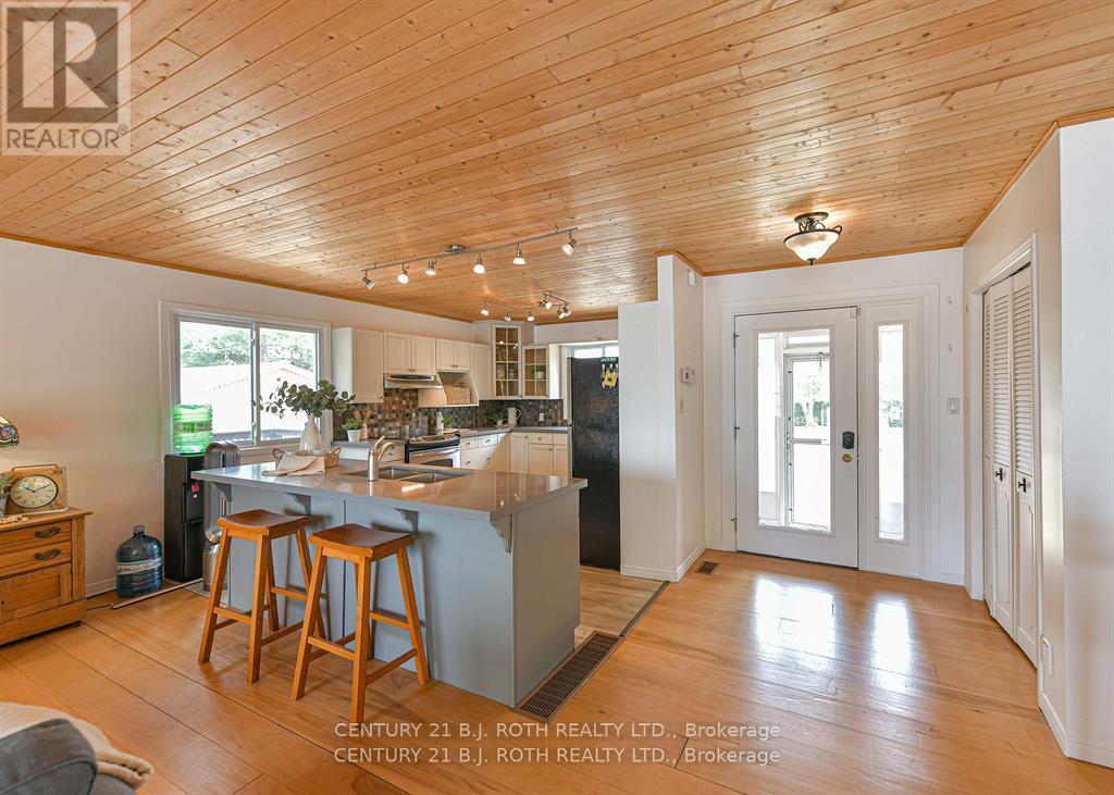 71 Campbell Beach Road, Kawartha Lakes, Ontario  L0K 1B0 - Photo 10 - X12458669