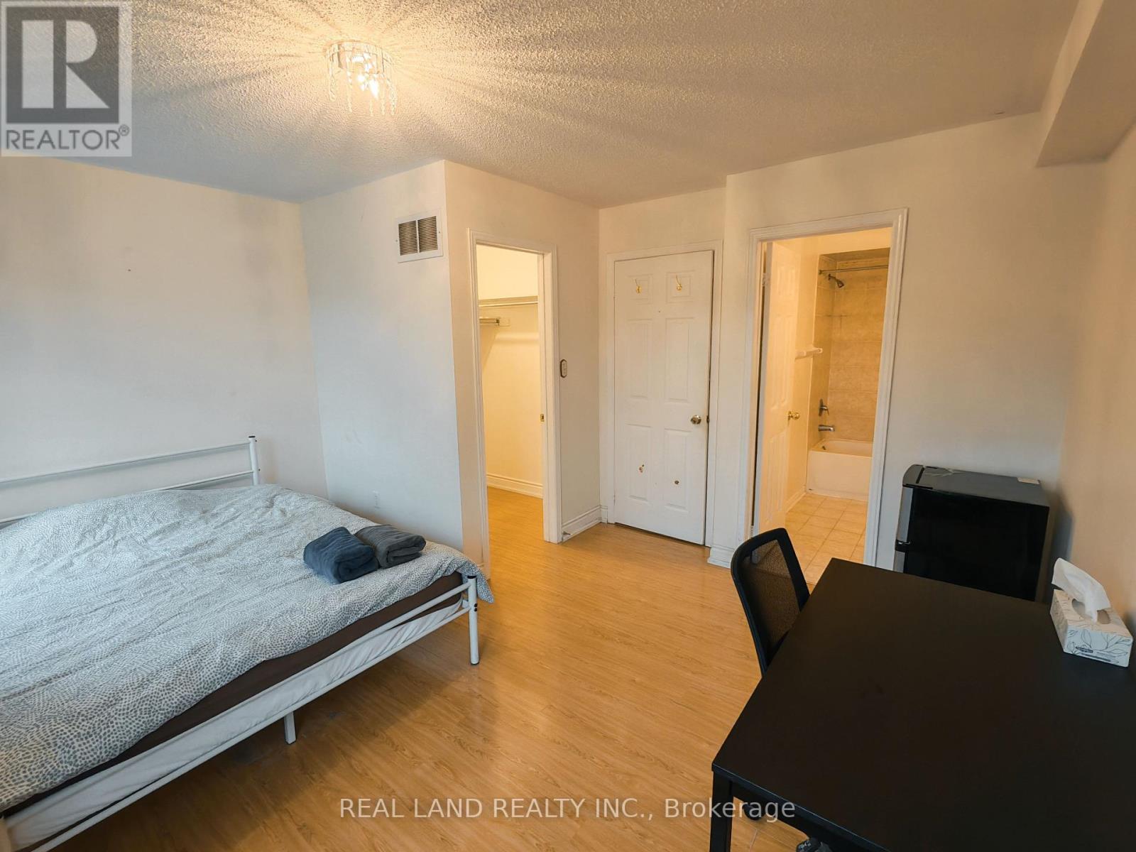Room - 156 Bantry Avenue, Richmond Hill, Ontario  L4B 4T6 - Photo 2 - N12156753