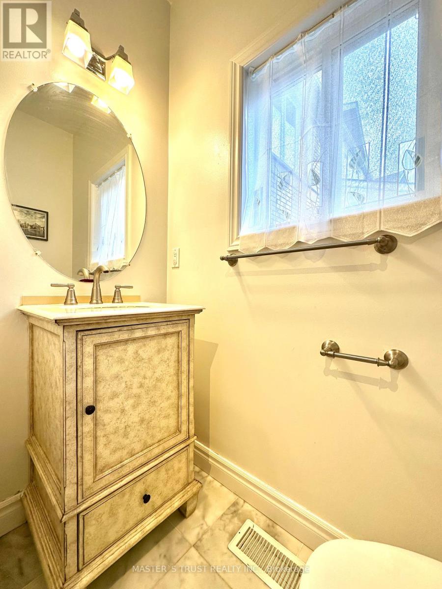 418 The Bridle Walk, Markham, Ontario  L6C 2M5 - Photo 8 - N12431259
