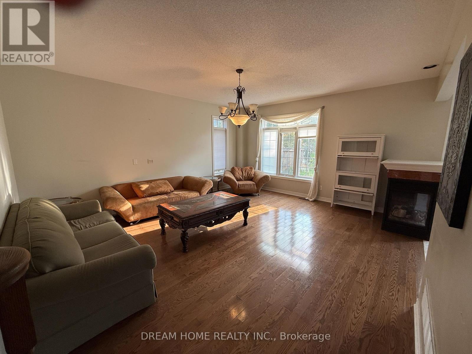 20 Wicker Drive, Richmond Hill, Ontario  L4E 4T6 - Photo 4 - N12458677