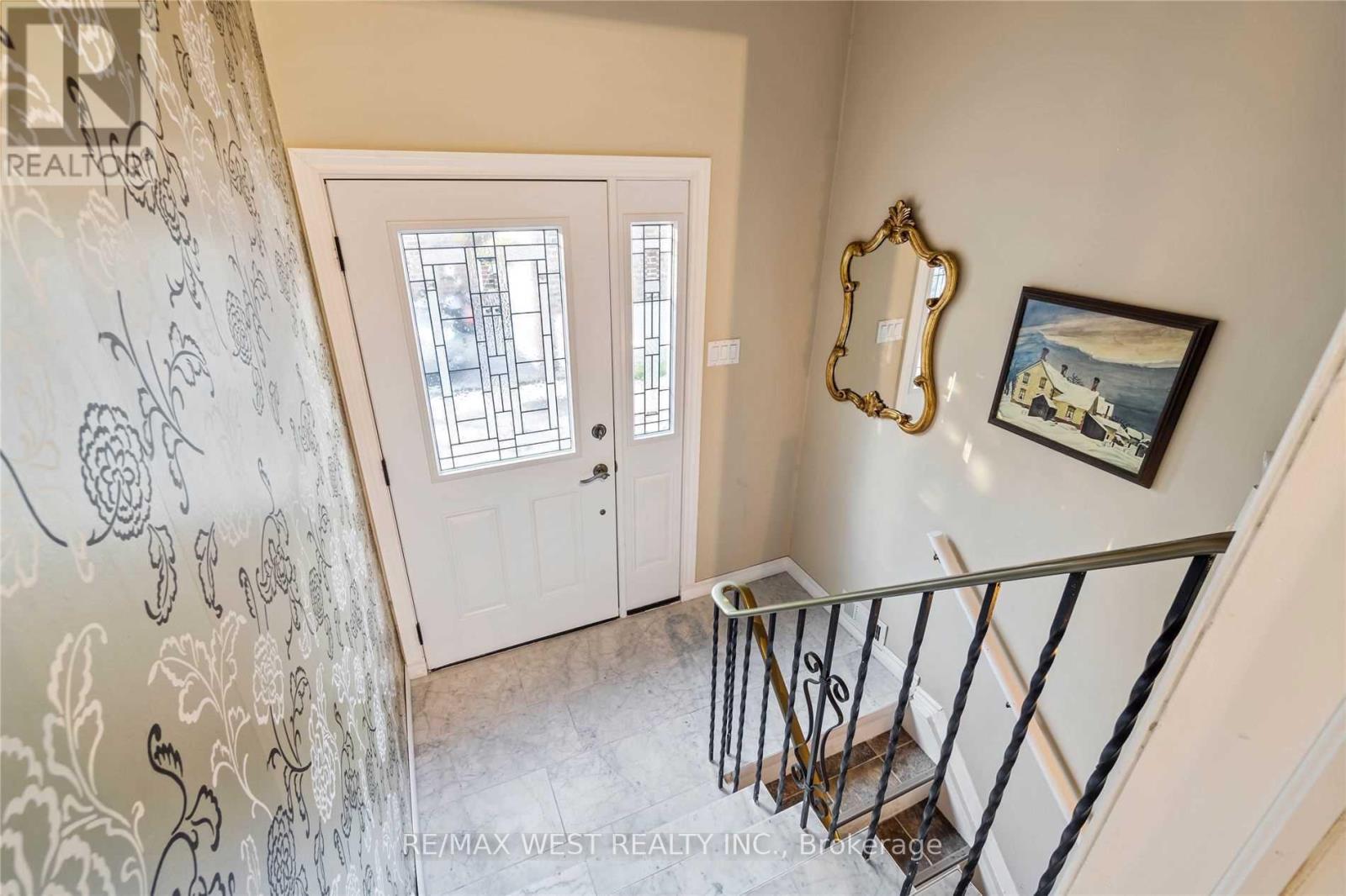 249 Hodgson Drive, Newmarket, Ontario  L3Y 1E3 - Photo 3 - N12458686
