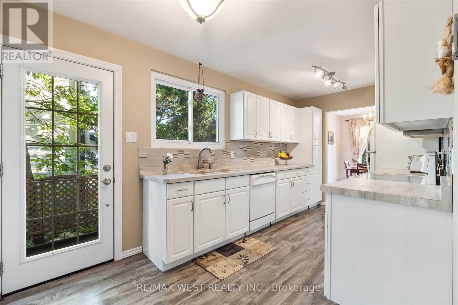 249 Hodgson Drive, Newmarket, Ontario  L3Y 1E3 - Photo 7 - N12458686