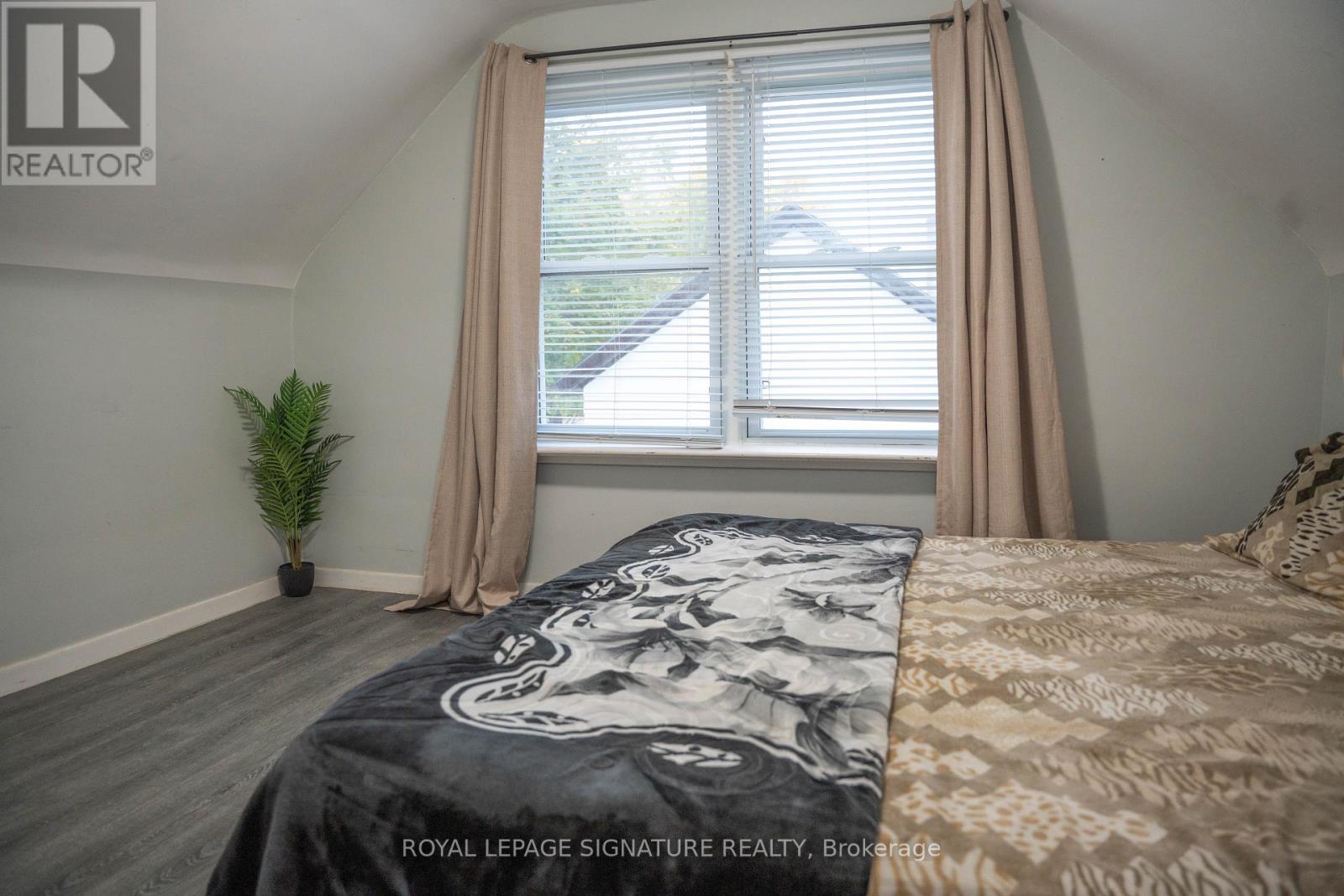 73 Bee Street, Woodstock, Ontario  N4S 3Z2 - Photo 8 - X12458695