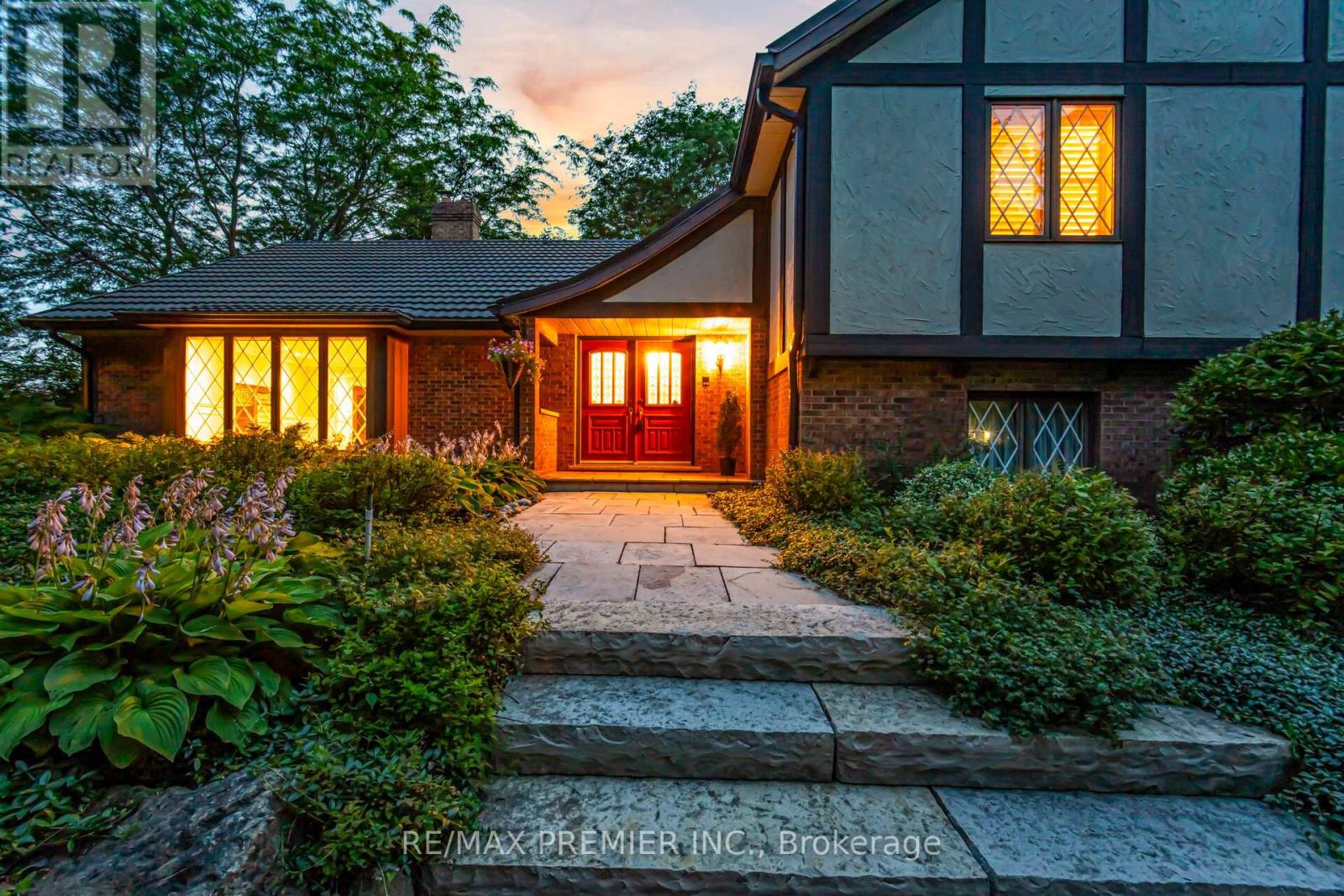 18 Ingleview Drive, Caledon, Ontario  L7C 1P3 - Photo 4 - W12458136