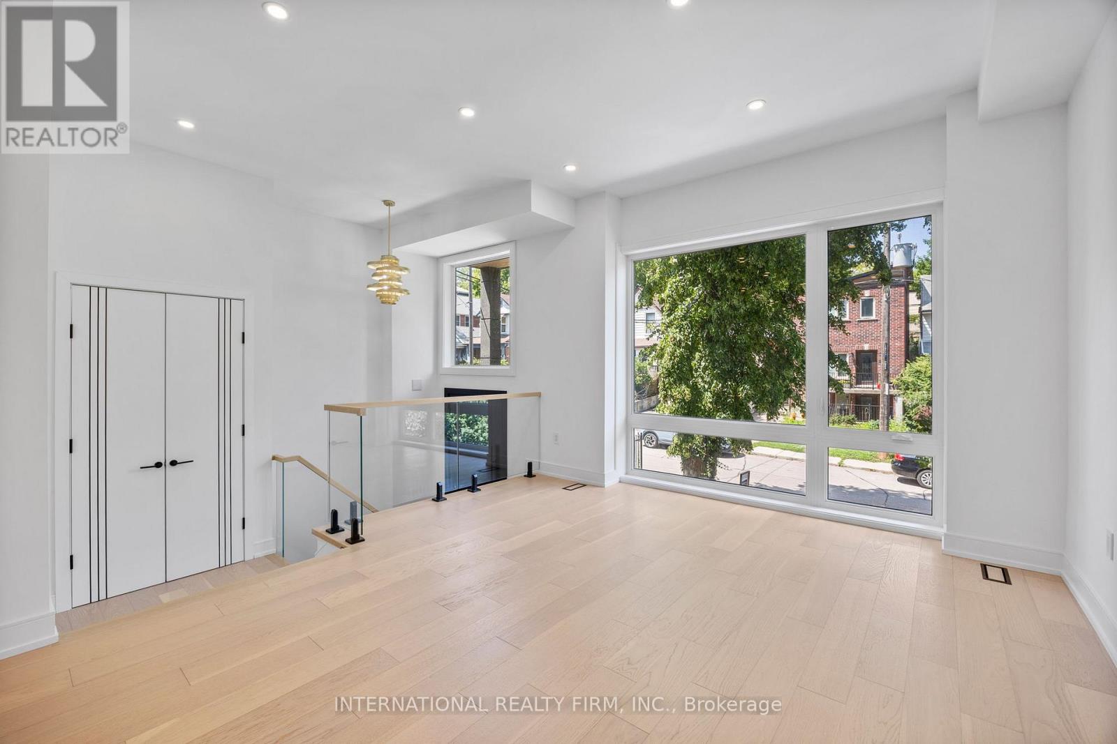 19 Ivy Avenue, Toronto, Ontario  M4L 2H6 - Photo 7 - E12458722