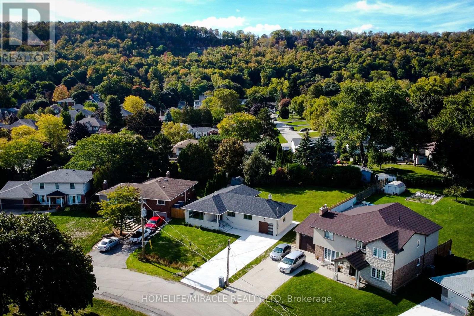 26 George Street, Grimsby, Ontario  L3M 3Y6 - Photo 2 - X12458728