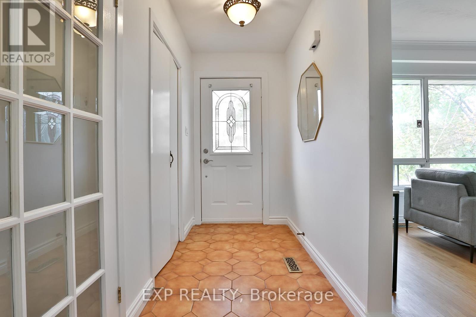 165 Carlson Drive, Newmarket, Ontario  L3Y 3H2 - Photo 5 - N12458730