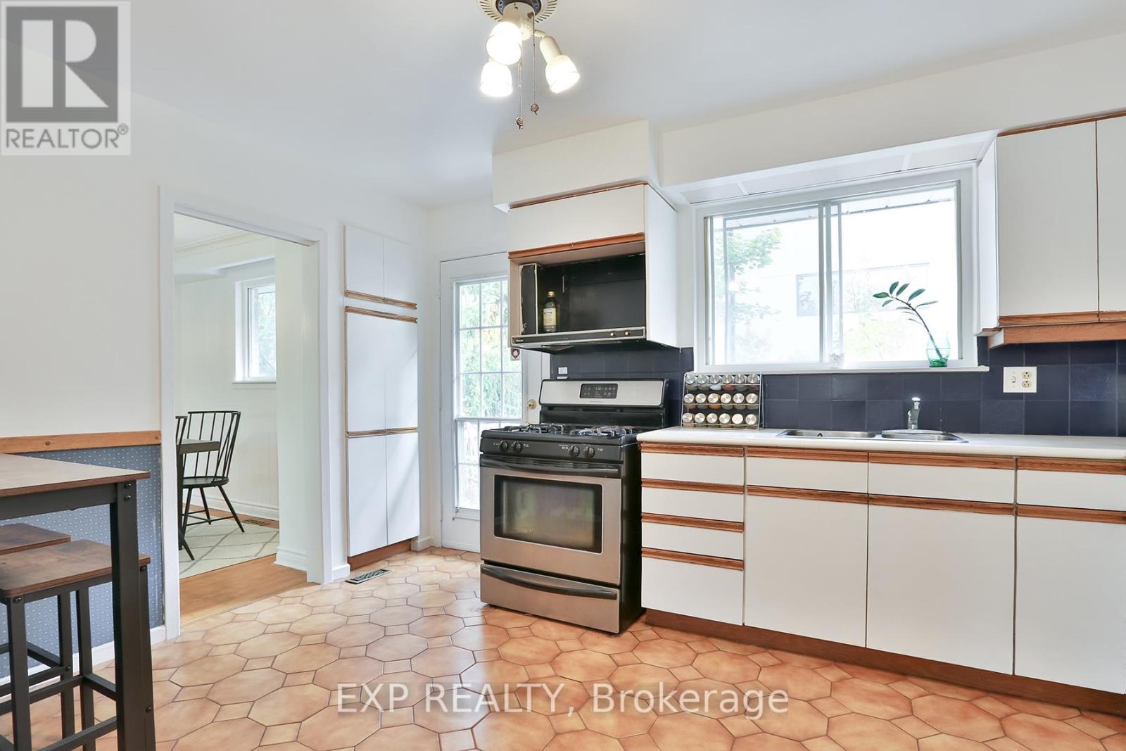 165 Carlson Drive, Newmarket, Ontario  L3Y 3H2 - Photo 6 - N12458730